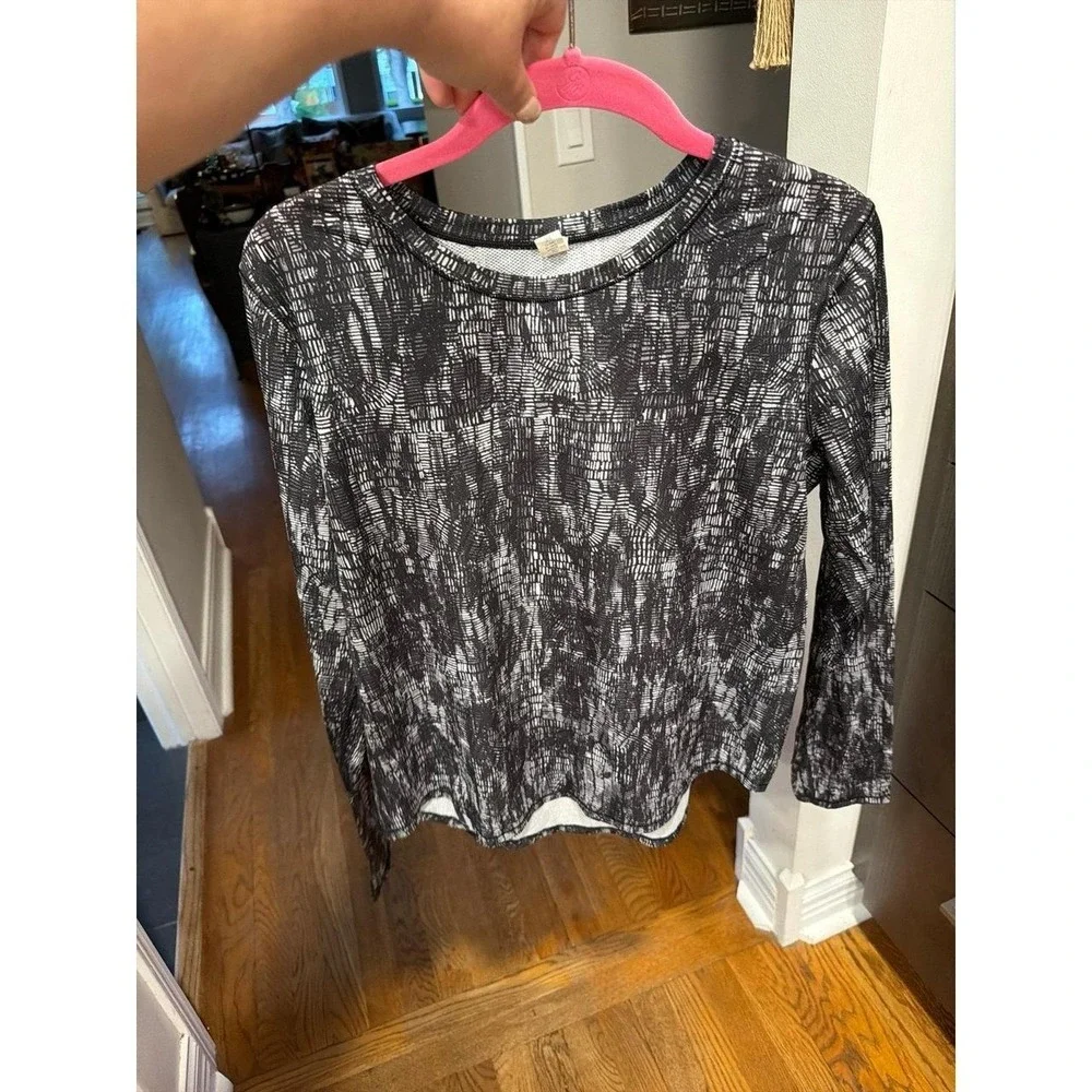 lululemon athletica It's Rulu Run Long Sleeve shirt in a black and white‎ lino 6